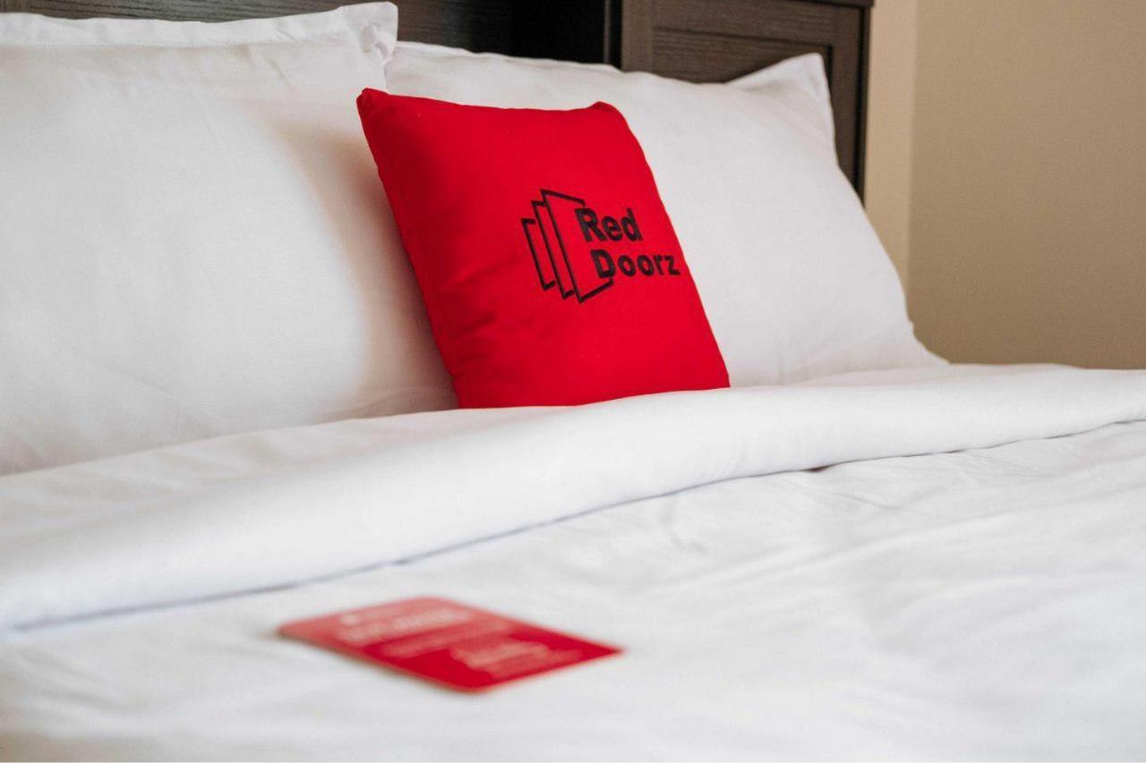 Hotel RedDoorz near Alun Alun Magetan Esterno foto